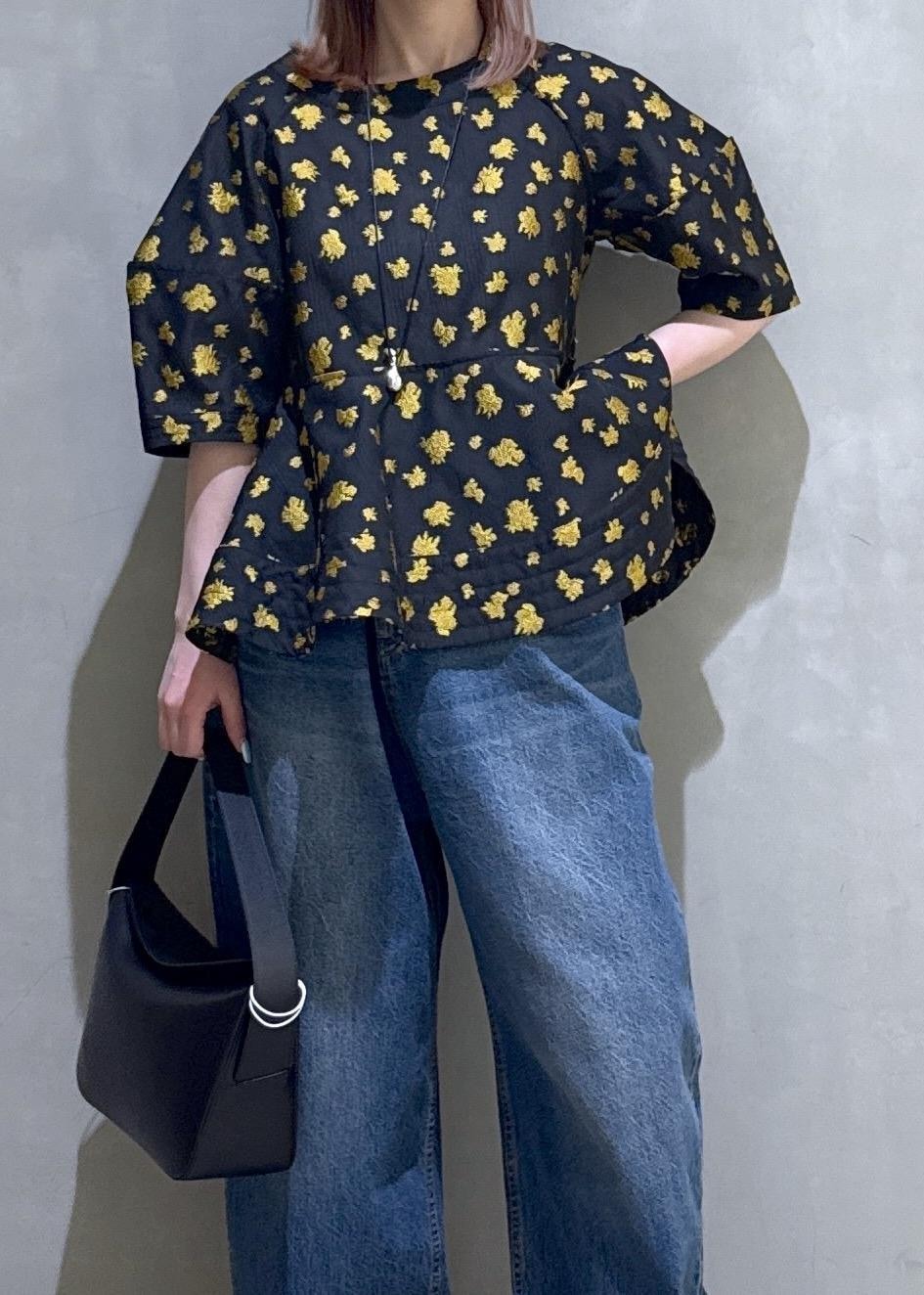 ブルー系のデニムパンツ、ブラック系のサンダル、ブラック系のショルダーバッグを着用したレディースの冬コーディネートの7枚目の写真