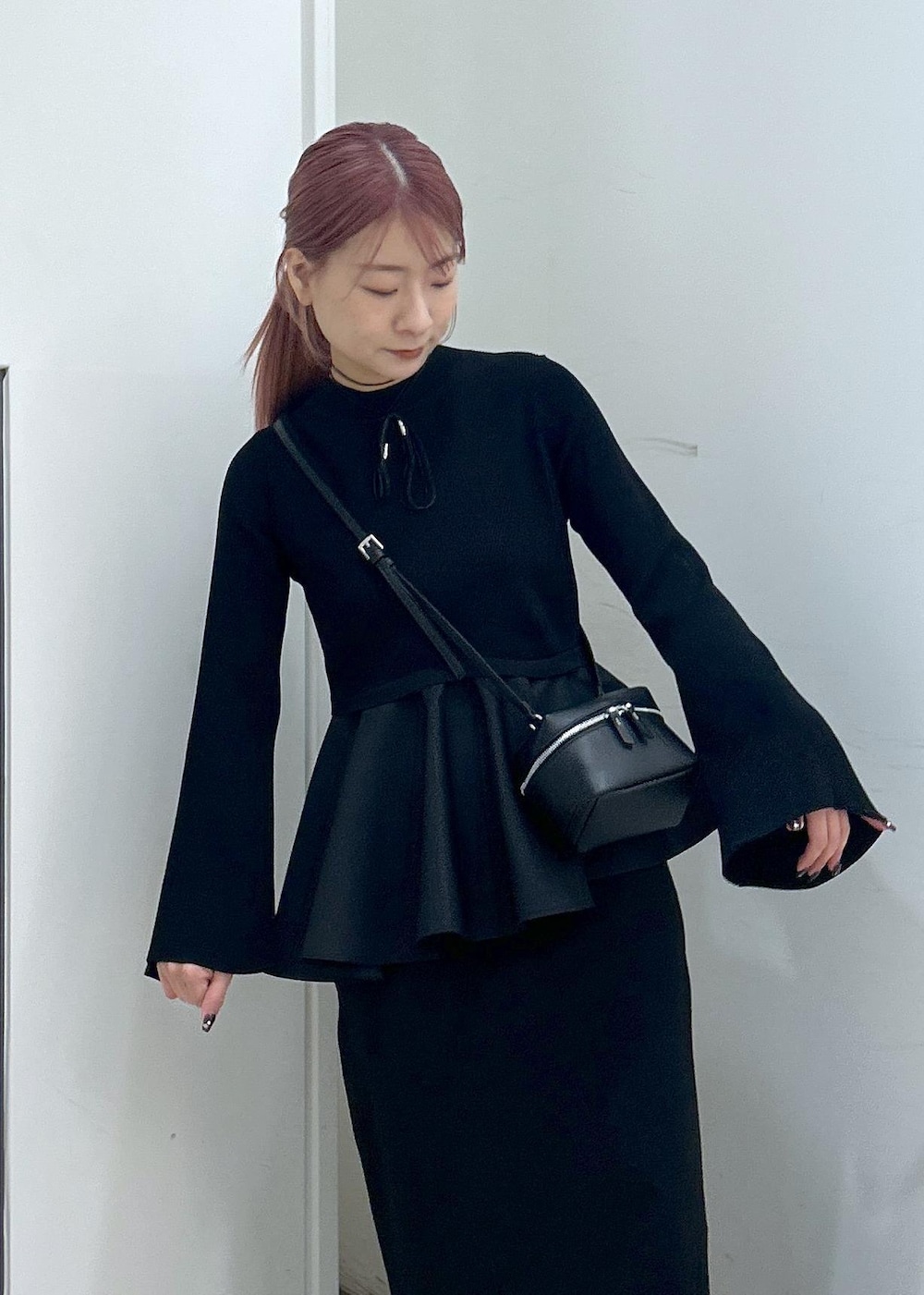 「ラコステ、初春コーデ、春コーデ、お出かけコーデ、スポーツミックス、モード、大人カジュアル、スカートスタイル、モノトーンコーデ、フェミニンコーデ、きれいめコーデ、別注アイテム、ADAM ET ROPÉ、ウェーブ、イエベ春」｜「ADAM ET ROPE'のシュリンクミニバニティーバッグ（ショルダーバッグ、ブラック系）」を使った、ハヅキさん（レディース・158cm）の冬コーディネートの6枚目の写真