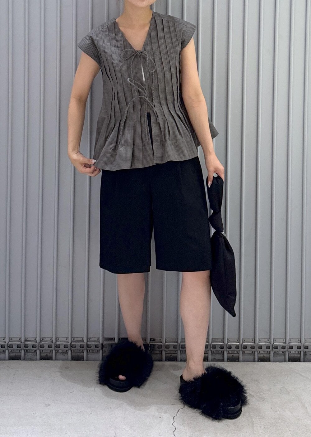 ブラック系のサンダル、ブラック系のその他パンツ、ベージュ系のシャツ/ブラウスを着用したレディースの夏コーディネートの6枚目の写真