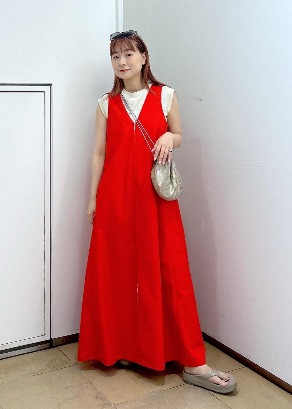 その他のハンドバッグ、ベージュ系のタンクトップ、レッド系のワンピースを着用したレディースの夏コーディネートの8枚目の写真