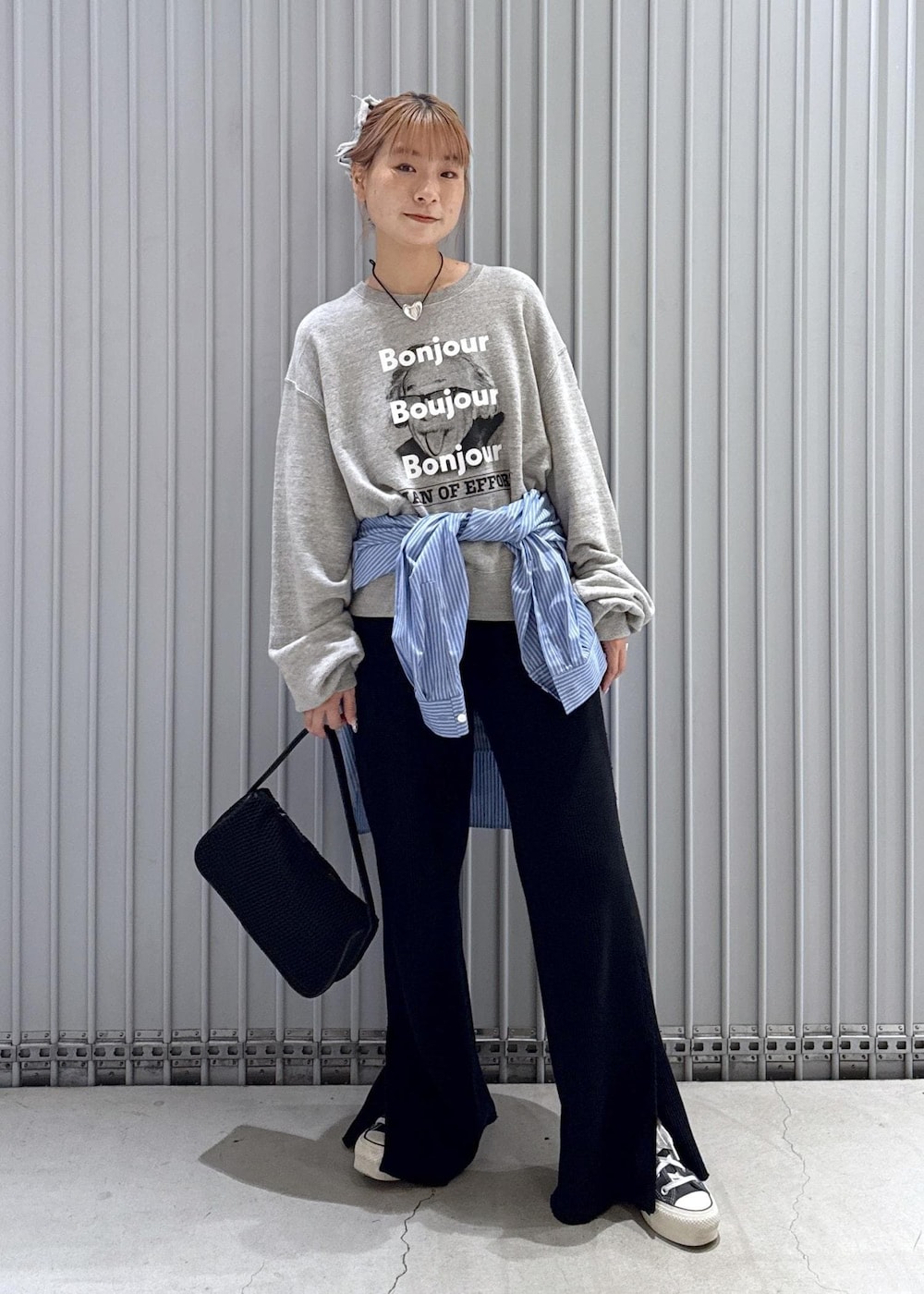 ブラック系のハンドバッグ、ブルー系のシャツ/ブラウス、ブラック系のその他パンツを着用したレディースの秋コーディネートの2枚目の写真