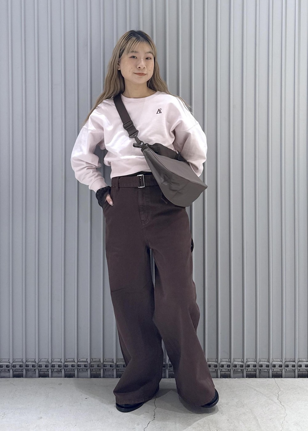 ブラック系のサンダル、ピンク系のスウェット、ブラウン系のTシャツ/カットソーを着用したレディースの冬コーディネートの2枚目の写真