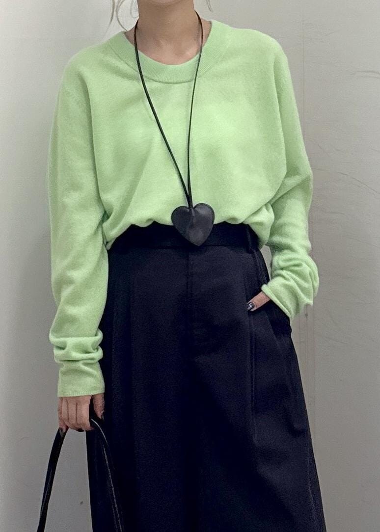 ブラック系のその他パンツ、ブラック系のサンダル、グリーン系のニット/セーターを着用したレディースの秋コーディネートの8枚目の写真