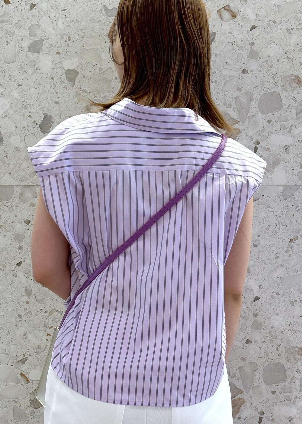 ホワイト系のショルダーバッグ、ブラック系のサンダル、パープル系のシャツ/ブラウスを着用したレディースの春コーディネートの4枚目の写真