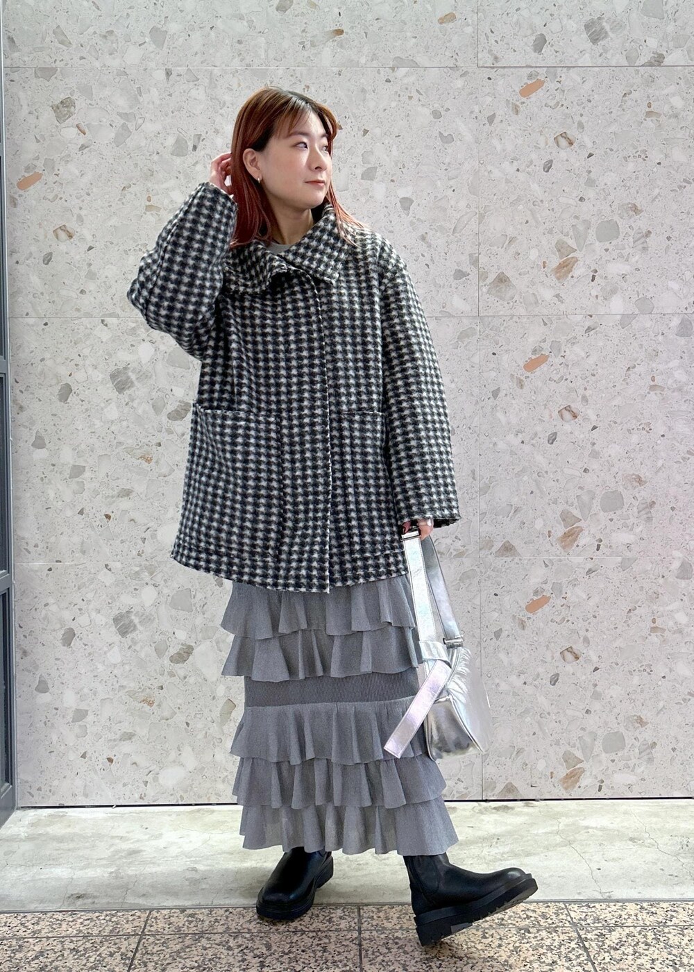 「Wesley Anderson、ウェス・アンダーソン、プリント、千鳥チェック、チェック、メタリック、メタリックバッグ、ADAM ET ROPÉ、FEMME、骨格ウェーブ、イエベ、カジュアル、大人カジュアル、フェミニン、冬」｜「ADAM ET ROPE'の［新色追加］トラックソールストレッチブーツ（ブーツ、ブラック系）」を使った、ハヅキさん（レディース・158cm）の冬コーディネートの2枚目の写真