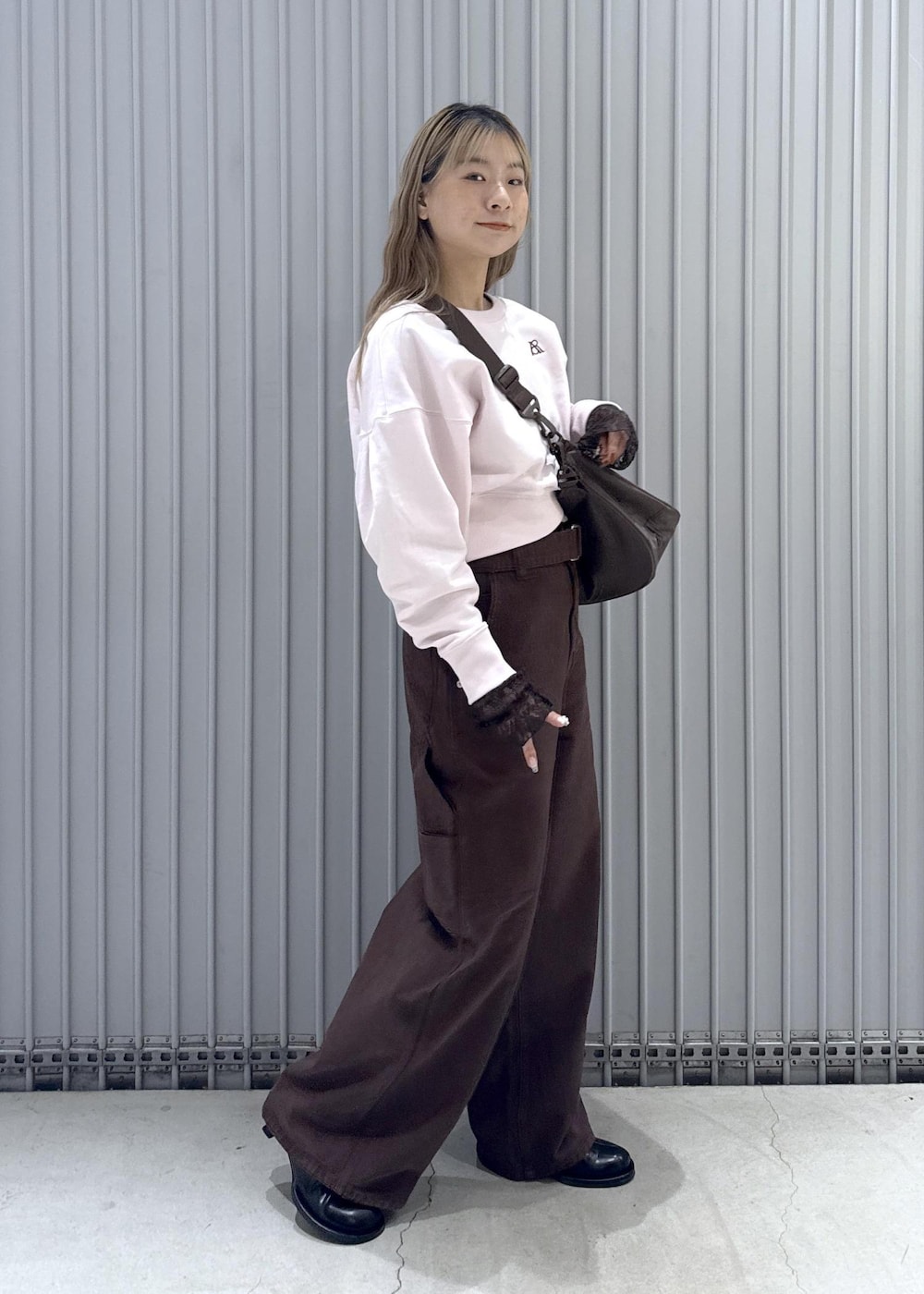 ブラック系のサンダル、ピンク系のスウェット、ブラウン系のTシャツ/カットソーを着用したレディースの冬コーディネートの4枚目の写真