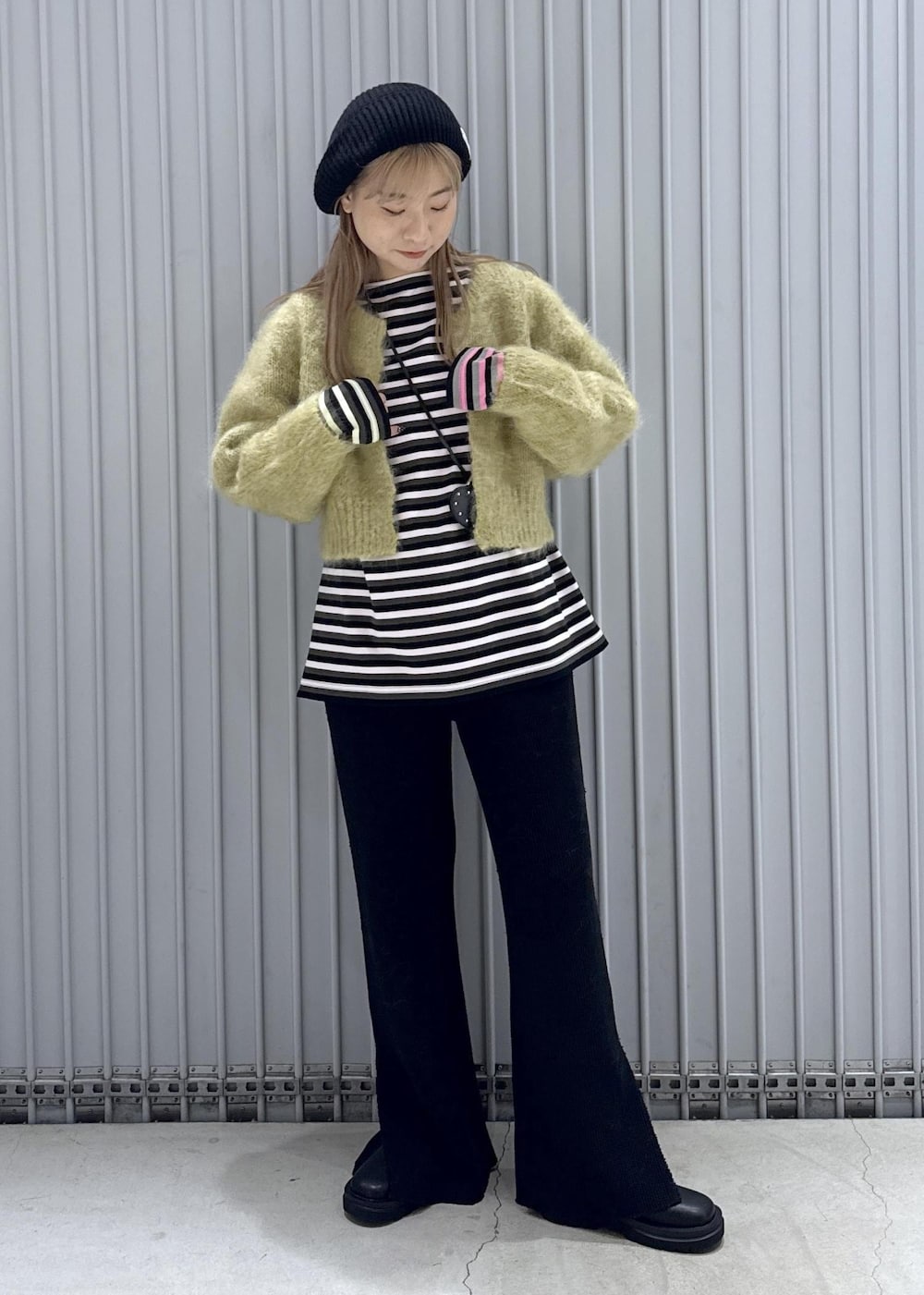 ピンク系のTシャツ/カットソー、ブラック系のブーツ、グリーン系のカーディガン/ボレロを着用したレディースの秋コーディネートの3枚目の写真