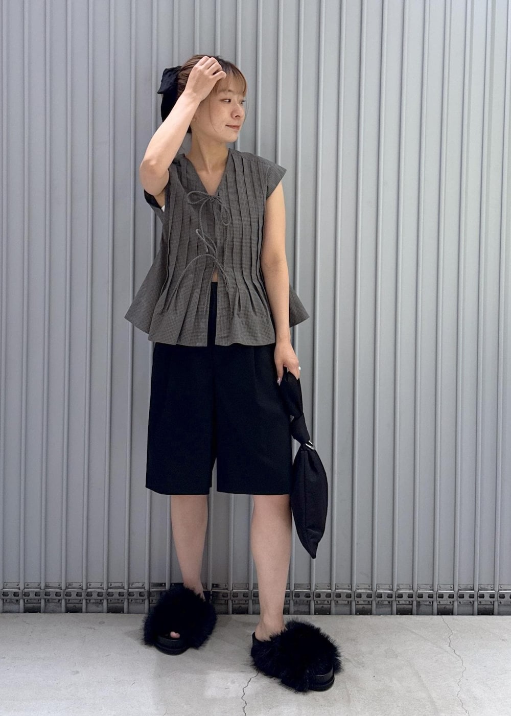 ブラック系のサンダル、ブラック系のその他パンツ、ベージュ系のシャツ/ブラウスを着用したレディースの夏コーディネートの2枚目の写真