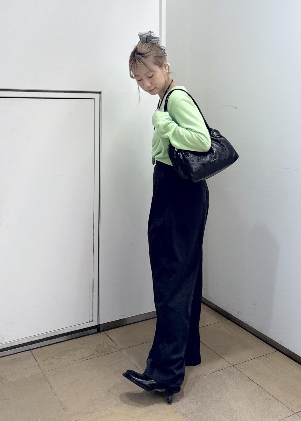 ブラック系のその他パンツ、ブラック系のサンダル、グリーン系のニット/セーターを着用したレディースの秋コーディネートの4枚目の写真