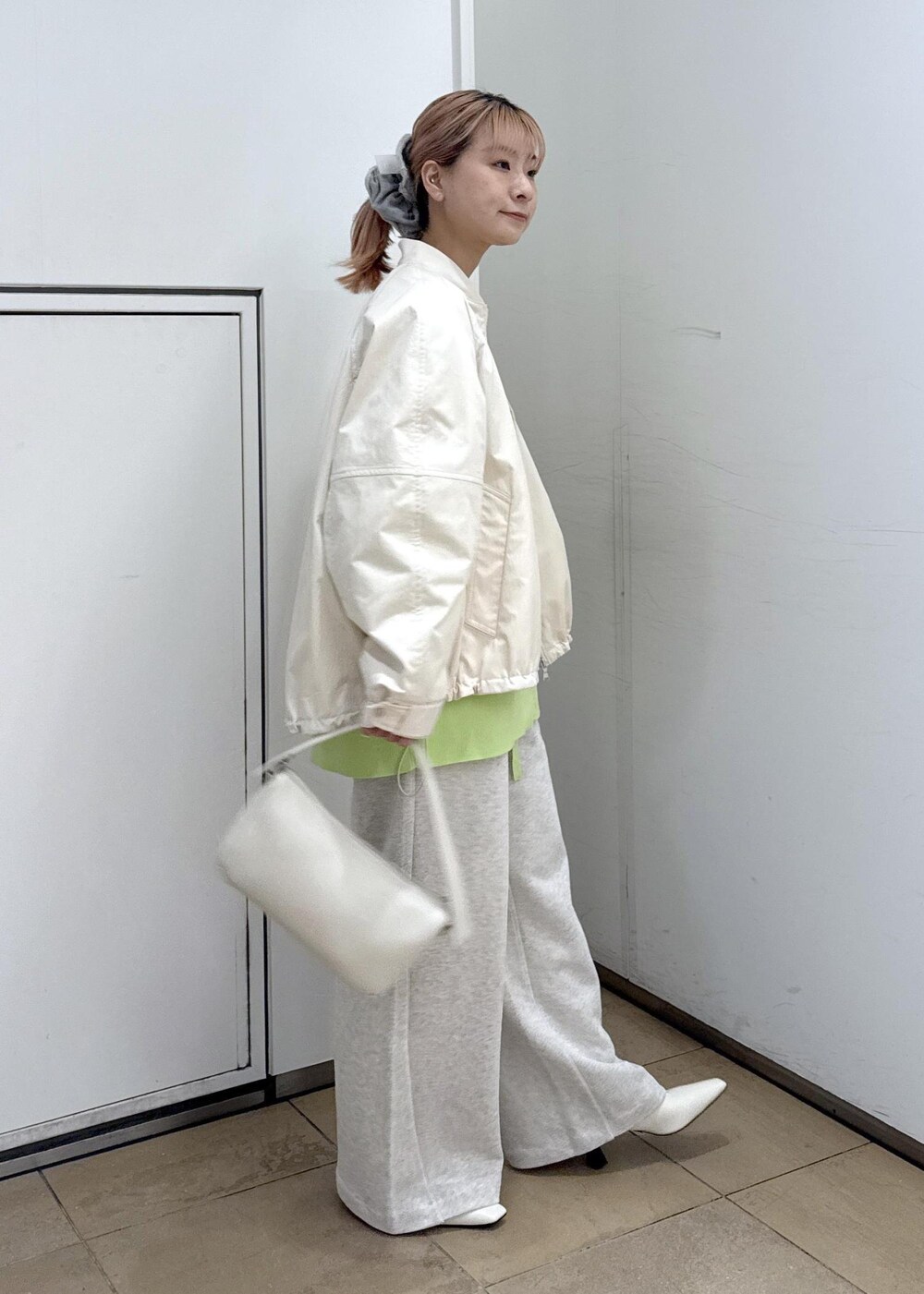 グリーン系のカーディガン/ボレロ、ホワイト系のパンプス、ホワイト系のその他パンツを着用したレディースの冬コーディネートの5枚目の写真