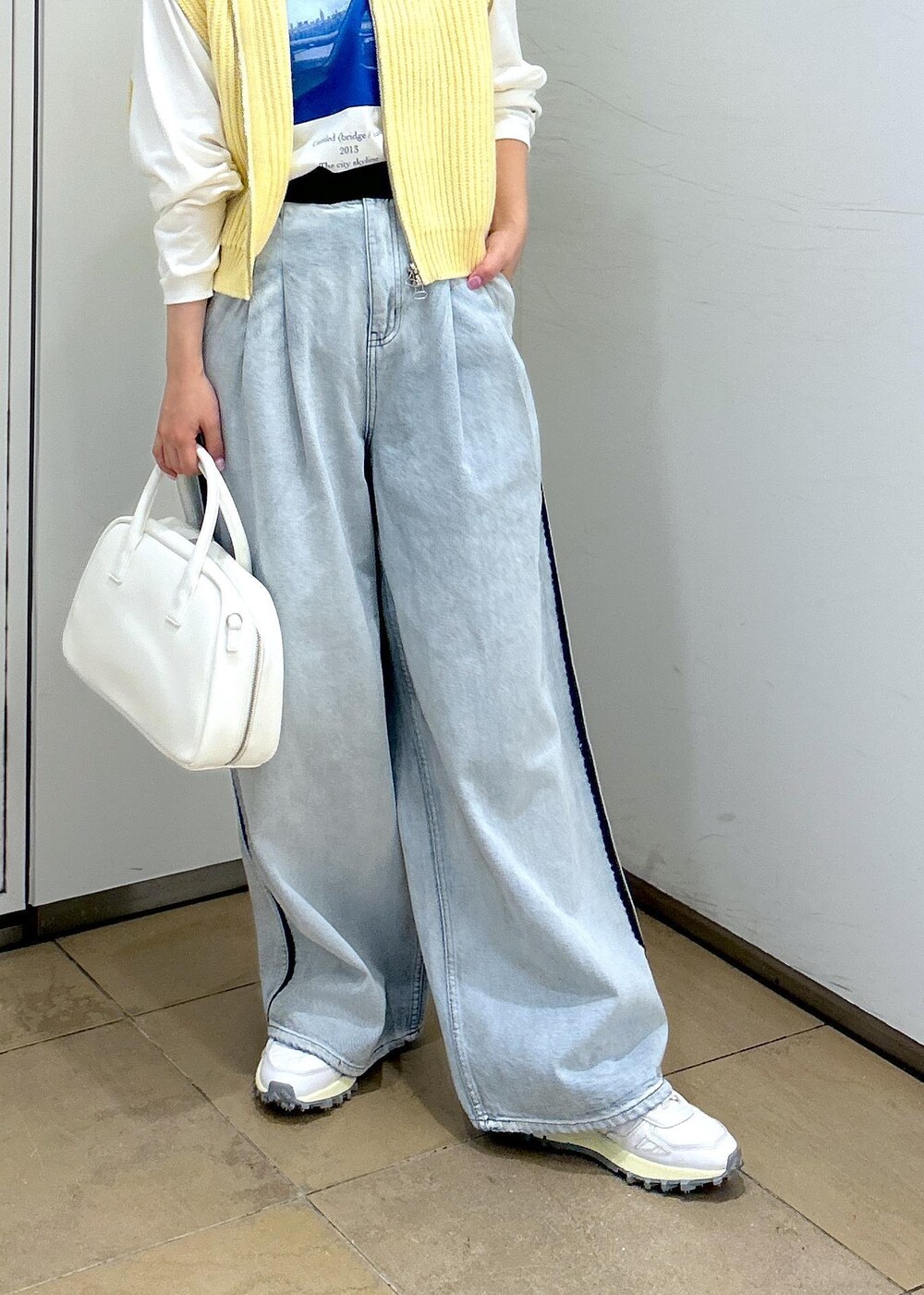 「JANE SMITH、ジェーンスミス、LACOSTE、ラコステ、初秋コーデ、秋コーデ、初冬コーデ、大人カジュアル、レイヤード、パンツスタイル、カジュアルコーデ、ADAM ET ROPÉ、ウェーブ、イエベ春、混合」｜「ADAM ET ROPE'の【JANE SMITH】TIM BARBER bridge blue/ NYC blue L/S T-SHIRT（Tシャツ/カットソー、ホワイト系）」を使った、ハヅキさん（レディース・158cm）の秋コーディネートの7枚目の写真