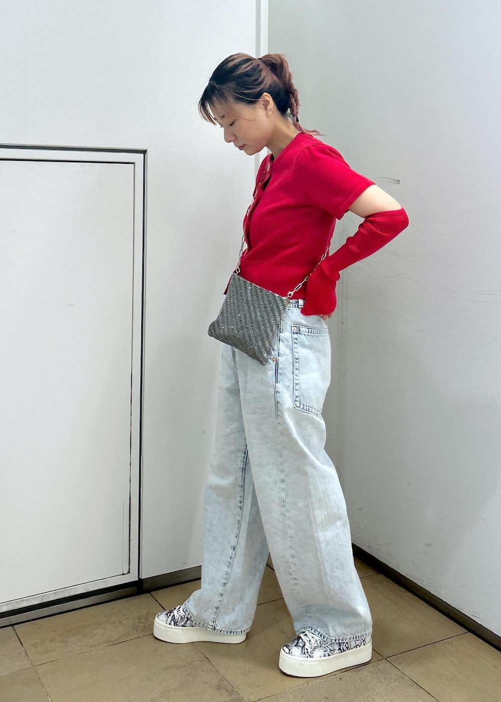 「SUPERGA、スペルガ、プラットフォーム、SITA NEVADO、シタネバド、カラー、羽織り、赤、レッド、アームカバー、ニット、カーディガン、パンツ、ADAM ET ROPÉ、FEMME」｜「SUPERGAの【SUPERGA ADAM ET ROPE' Exclusive】PRINT プラットフォーム スニーカー（スニーカー、ブラック系）」を使った、ハヅキさん（レディース・158cm）の春コーディネートの4枚目の写真