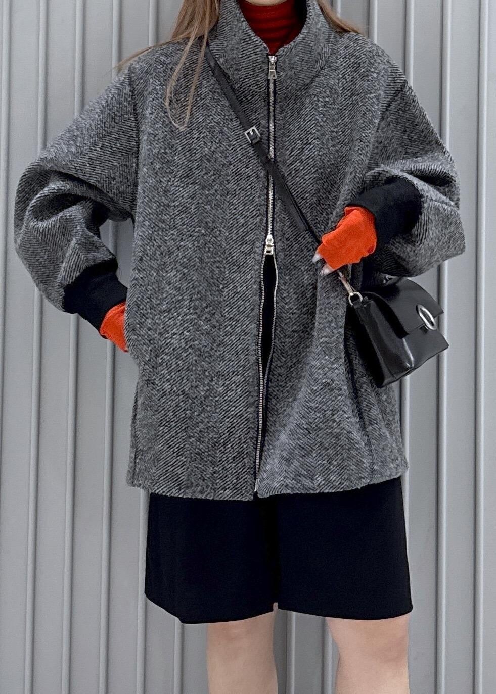 ブラック系のその他アウター、レッド系のTシャツ/カットソー、ブラック系のその他パンツを着用したレディースの秋コーディネートの6枚目の写真