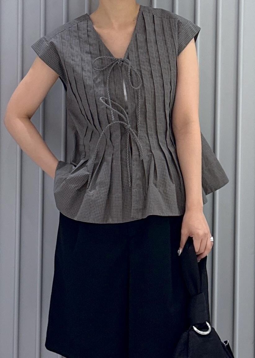 ブラック系のサンダル、ブラック系のその他パンツ、ベージュ系のシャツ/ブラウスを着用したレディースの夏コーディネートの7枚目の写真