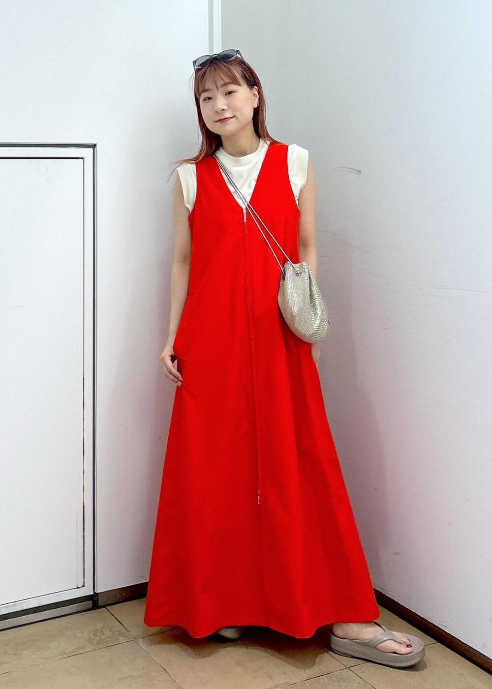 その他のハンドバッグ、ベージュ系のタンクトップ、レッド系のワンピースを着用したレディースの夏コーディネートの10枚目の写真