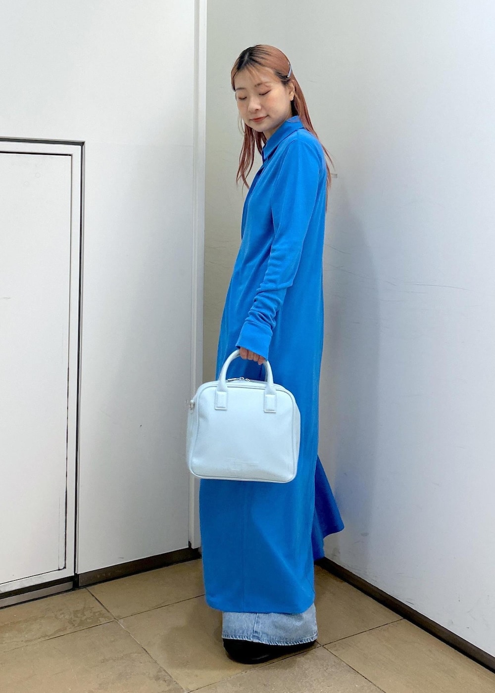 「ナイキ、初春コーデ、春コーデ、大人カジュアル、パンツスタイル、体型カバー、ヘルシーコーデ、別注アイテム、ADAM ET ROPÉ、ウェーブ、イエベ春、混合、パンツ、デニムパンツ、ワンピース」｜「NIKEの【NIKE(ナイキ)】エアマックスアイラサンダル（サンダル、ブラック系）」を使った、ハヅキさん（レディース・158cm）の春コーディネートの6枚目の写真
