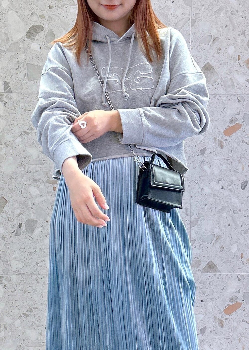 「クロップド、ベロア、プリーツスカート、プリーツ、クロップド丈、短丈、短丈トップス、ベロアスカート、秋服準備はじめました、カラー×コーデ」|「ADAM ET ROPE'のチェーンアクセサリーミニバッグ(ショルダーバッグ、ブラック系)」を使った、ハヅキさん(レディース・158cm)の秋コーディネートの4枚目の写真