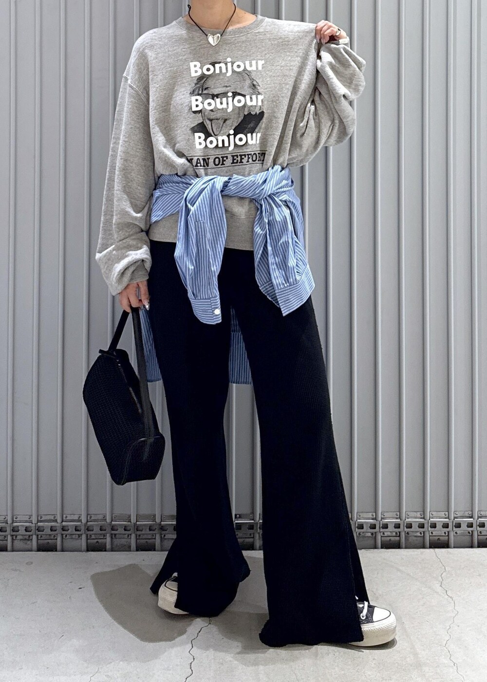 ブラック系のハンドバッグ、ブルー系のシャツ/ブラウス、ブラック系のその他パンツを着用したレディースの秋コーディネートの6枚目の写真