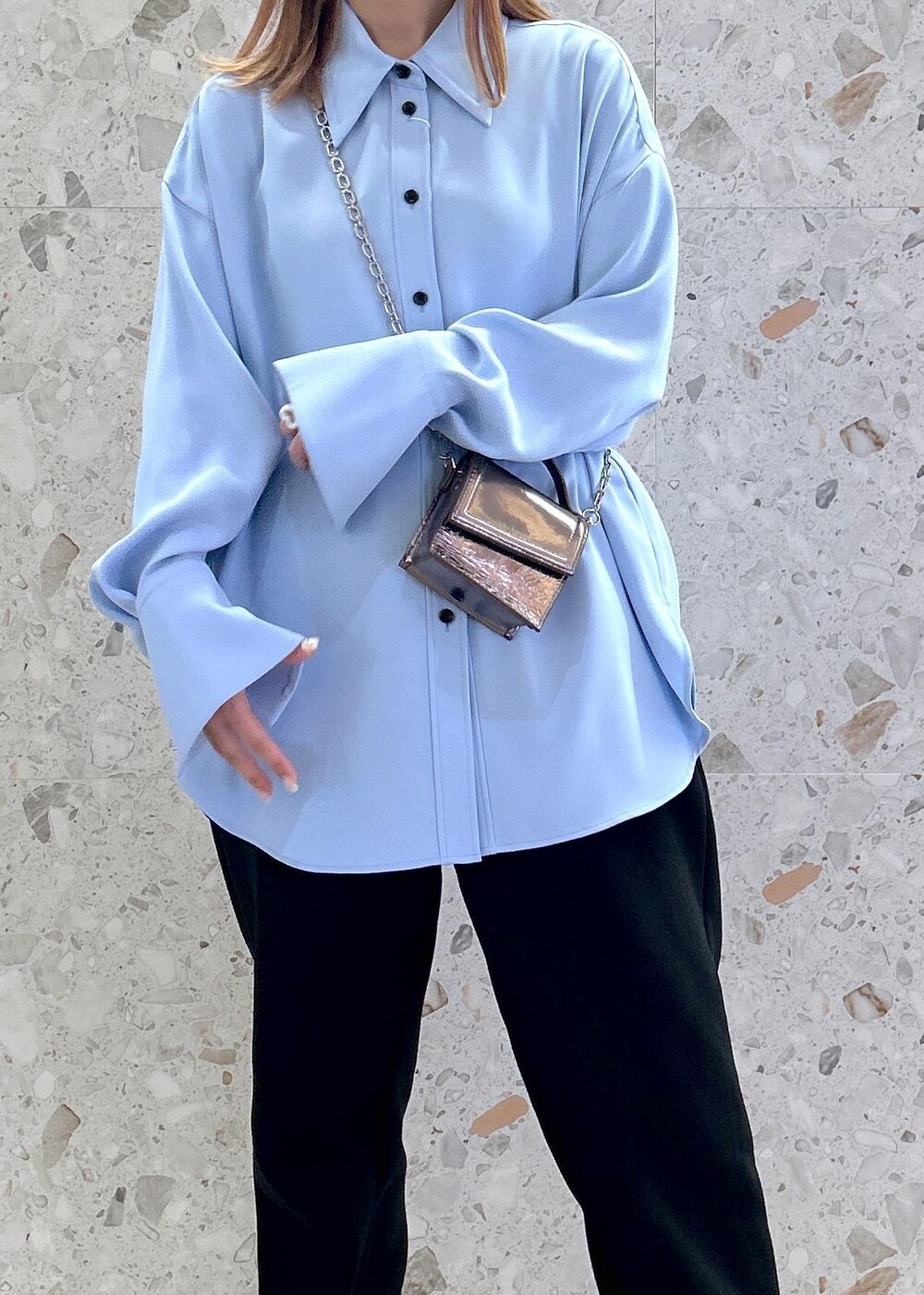 ブラック系のその他パンツ、その他のショルダーバッグ、ブルー系のシャツ/ブラウスを着用したレディースの秋コーディネートの5枚目の写真