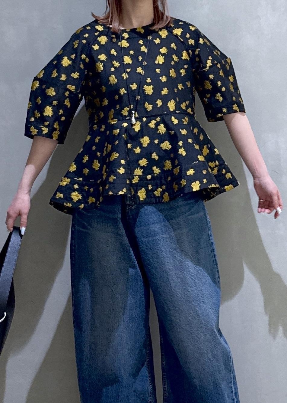 ブルー系のデニムパンツ、ブラック系のサンダル、ブラック系のショルダーバッグを着用したレディースの冬コーディネートの5枚目の写真