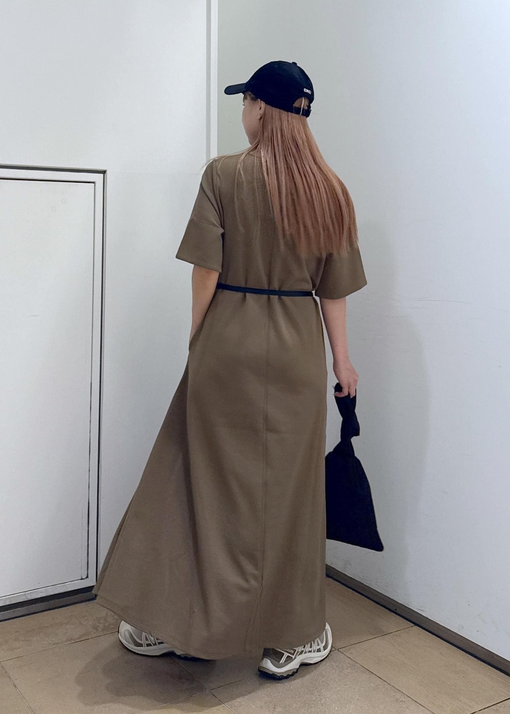 ブラウン系のワンピース、ブラック系のハンドバッグを着用したレディースの夏コーディネートの8枚目の写真