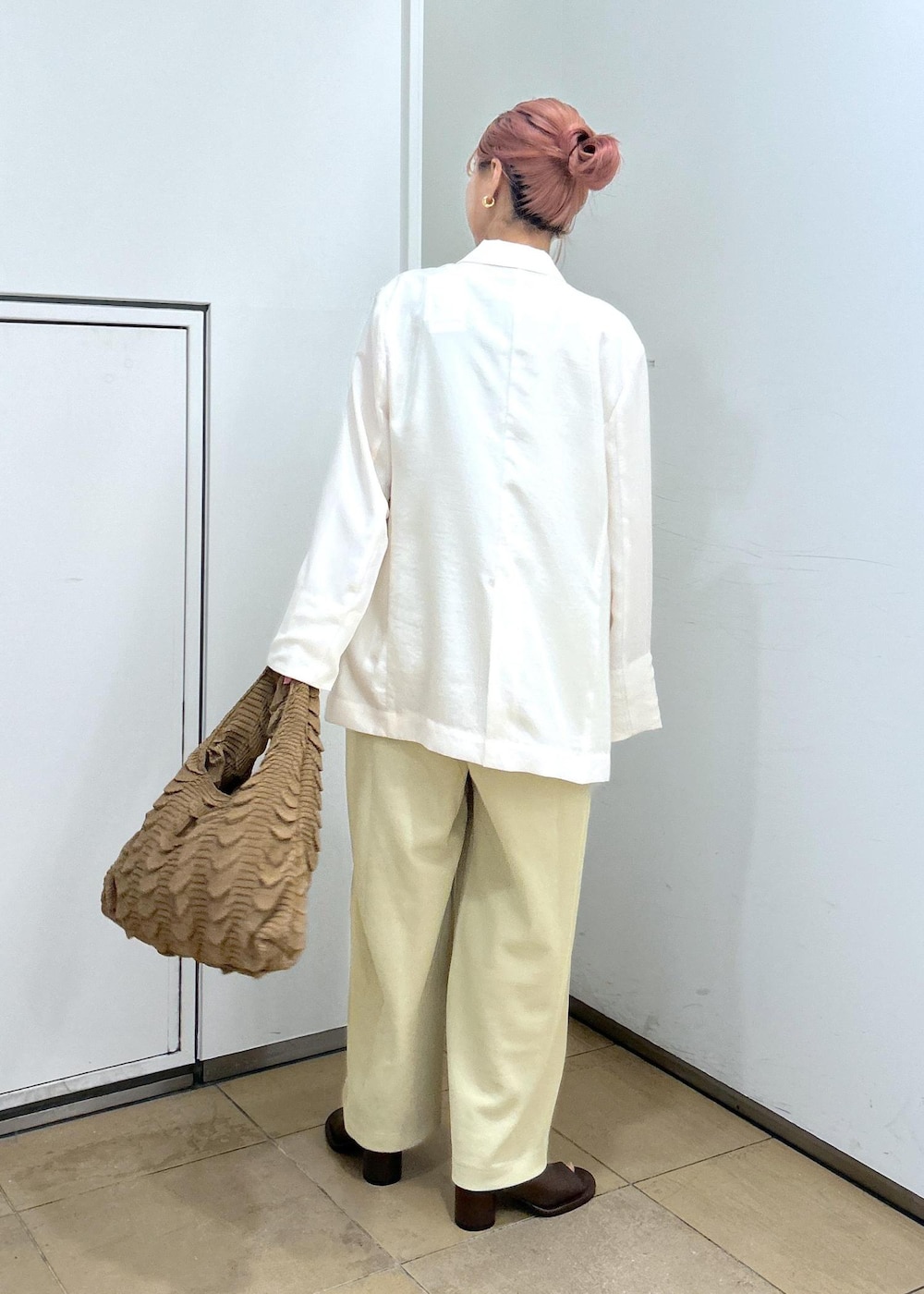 「初春コーデ、春コーデ、初夏コーデ、夏コーデ、大人カジュアル、レイヤード、パンツスタイル、ワントーンコーデ、ヘルシーコーデ、シンプルコーデ、ADAM ET ROPÉ、ウェーブ、イエベ春、混合、ジャケット/アウター」|「ADAM ET ROPE'のメタルフレームサングラス(サングラス、ブラック系)」を使った、ハヅキさん(レディース・158cm)の春コーディネートの4枚目の写真