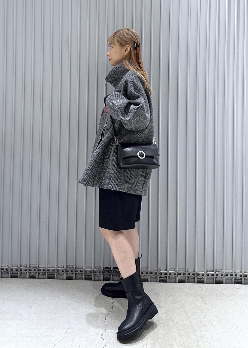 ブラック系のその他アウター、レッド系のTシャツ/カットソー、ブラック系のその他パンツを着用したレディースの秋コーディネートの4枚目の写真