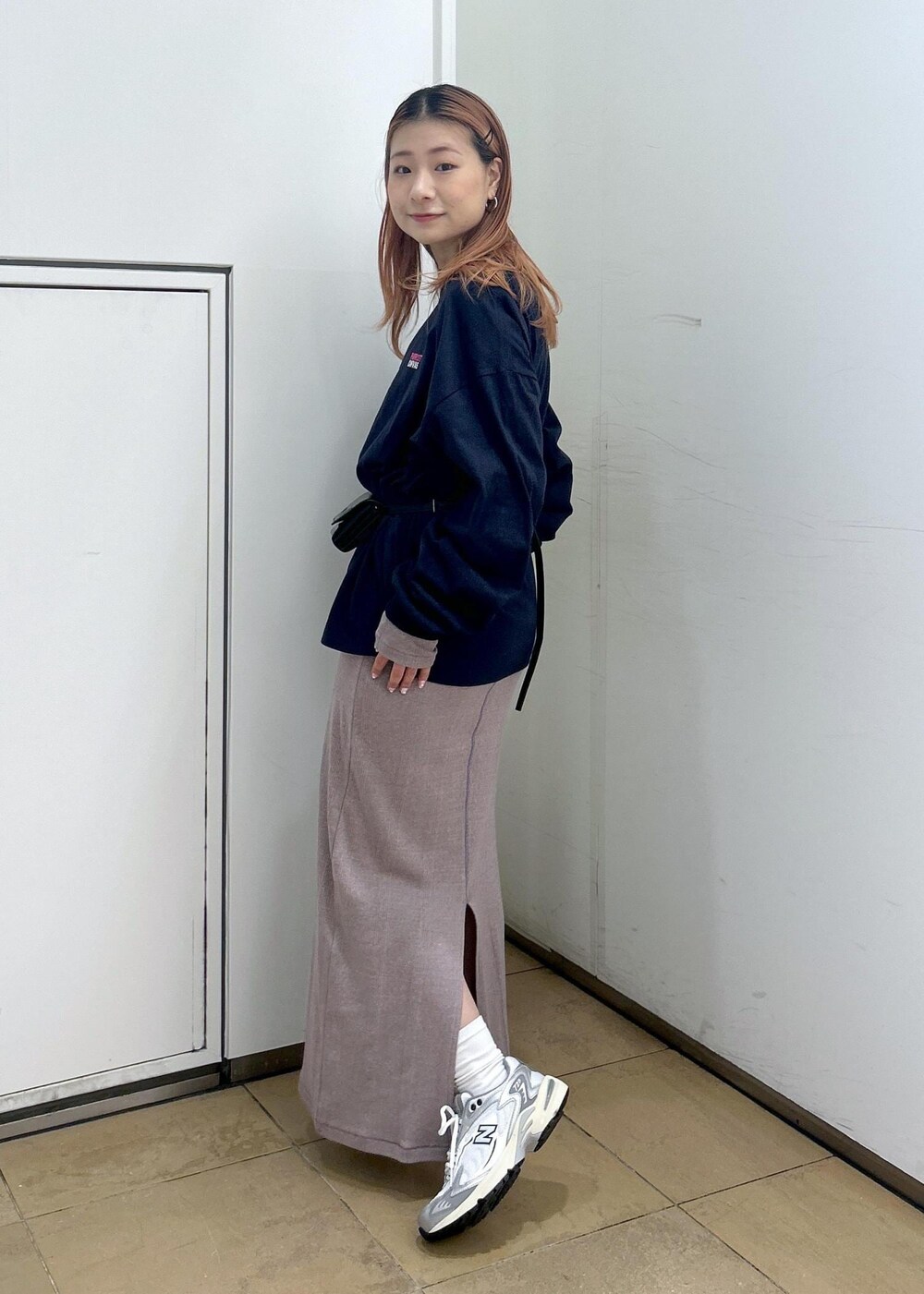 「PARROTT CANVAS、パロットキャンバス、newbalance、ニューバランス、ウォレット、スカート、マキシ、タイト、初秋コーデ、秋コーデ、初冬コーデ、デートコーデ、お出かけコーデ、旅行コーデ、スポーツミックス」｜「ADAM ET ROPE'の【一部WEB限定カラー】ウォレットマルチロゴショルダー（ショルダーバッグ、ブラック系）」を使った、ハヅキさん（レディース・158cm）の夏コーディネートの5枚目の写真