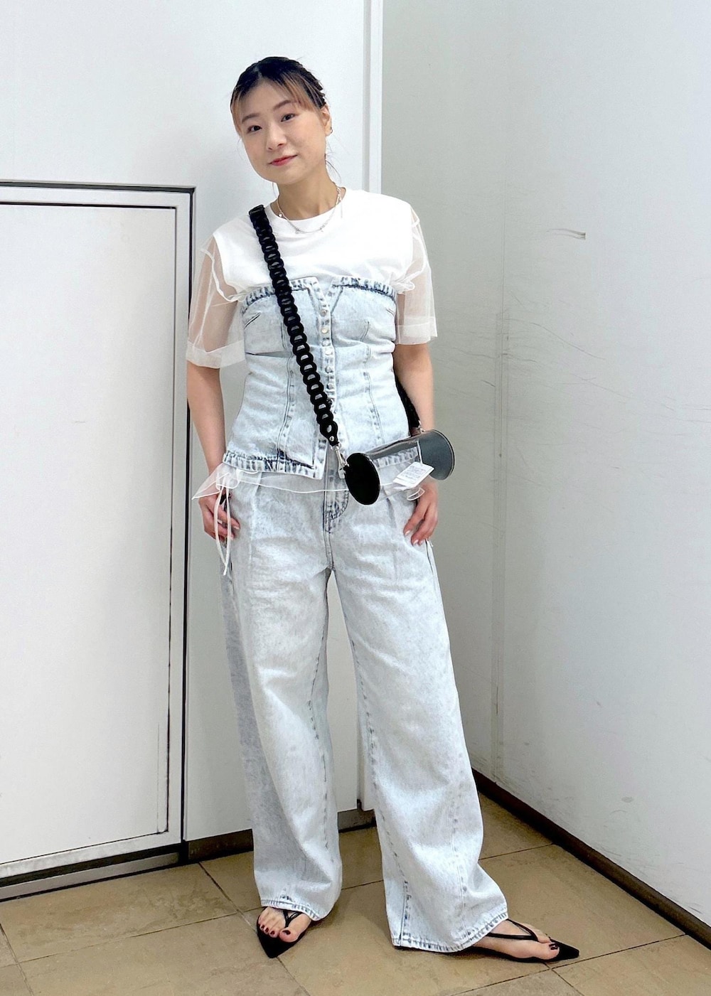 「クリアバッグ、クリア、ショルダーバッグ、チュール、パンツ、デニム、サンダル、ADAM ET ROPÉ、FEMME、骨格ウェーブ、イエベ、カジュアル、大人カジュアル、フェミニン、モード」｜「ADAM ET ROPE'のストラップビーチサンダル（サンダル、ブラック系）」を使った、ハヅキさん（レディース・158cm）の春コーディネートの3枚目の写真