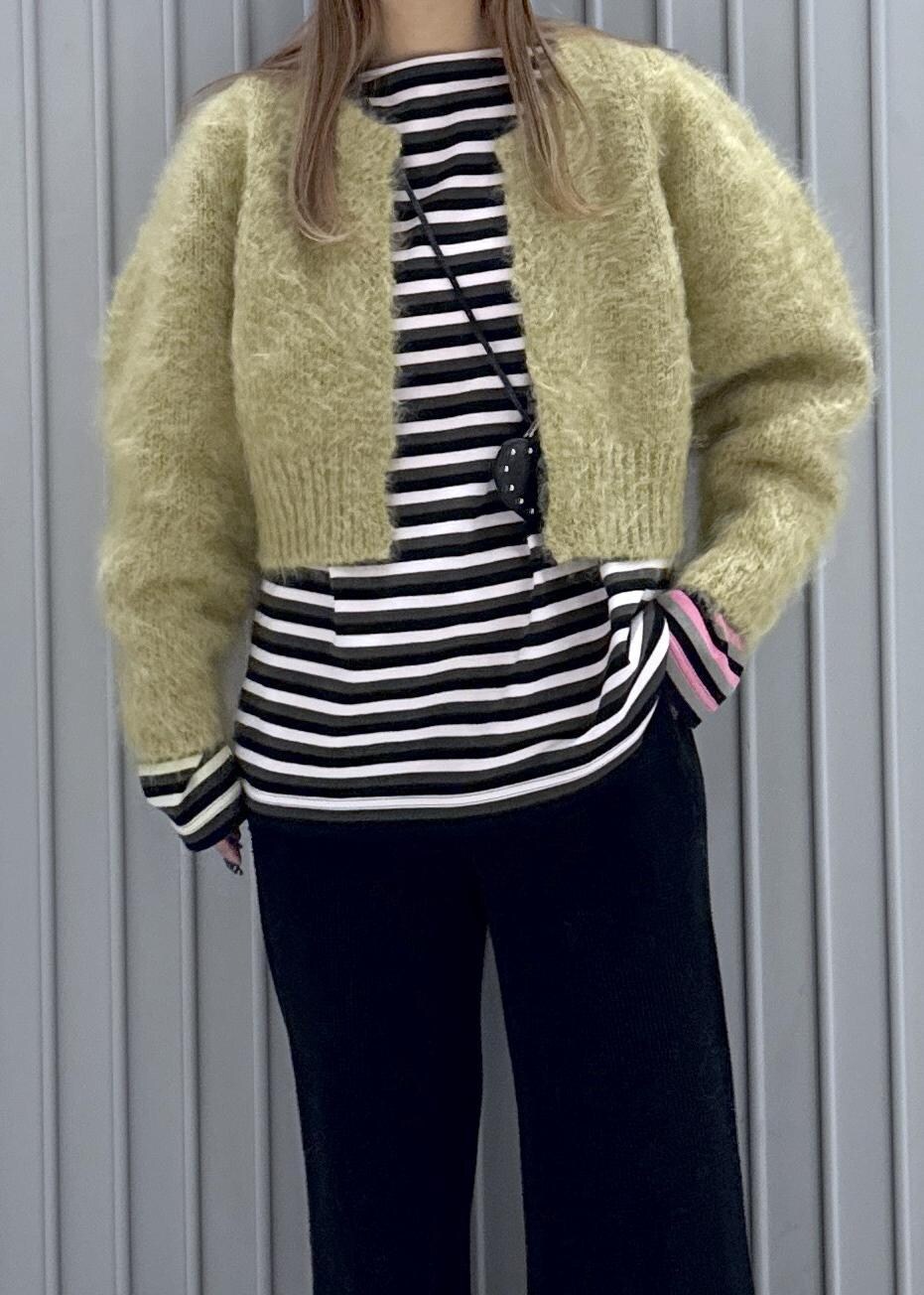 ピンク系のTシャツ/カットソー、ブラック系のブーツ、グリーン系のカーディガン/ボレロを着用したレディースの秋コーディネートの8枚目の写真