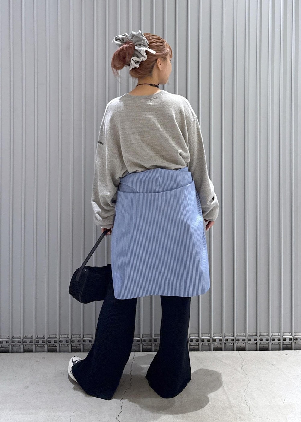 ブラック系のハンドバッグ、ブルー系のシャツ/ブラウス、ブラック系のその他パンツを着用したレディースの秋コーディネートの7枚目の写真