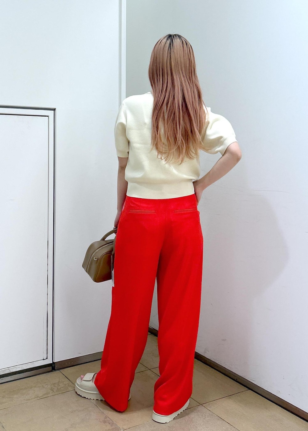 「アグ、春コーデ、初夏コーデ、夏コーデ、大人カジュアル、パンツスタイル、カジュアルコーデ、フェミニンコーデ、ADAM ET ROPÉ、ウェーブ、イエベ春、混合、トップス、ポロシャツ、パンツ」｜「ADAM ET ROPE'のリランチェベルトレススラックス（スラックス、レッド系）」を使った、ハヅキさん（レディース・158cm）の春コーディネートの5枚目の写真