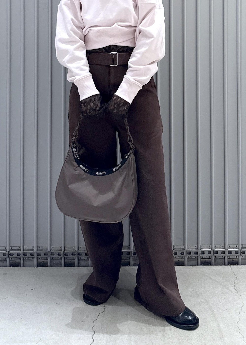 ブラック系のサンダル、ピンク系のスウェット、ブラウン系のTシャツ/カットソーを着用したレディースの冬コーディネートの8枚目の写真