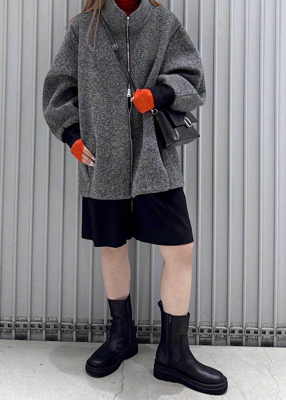 ブラック系のその他アウター、レッド系のTシャツ/カットソー、ブラック系のその他パンツを着用したレディースの秋コーディネートの7枚目の写真