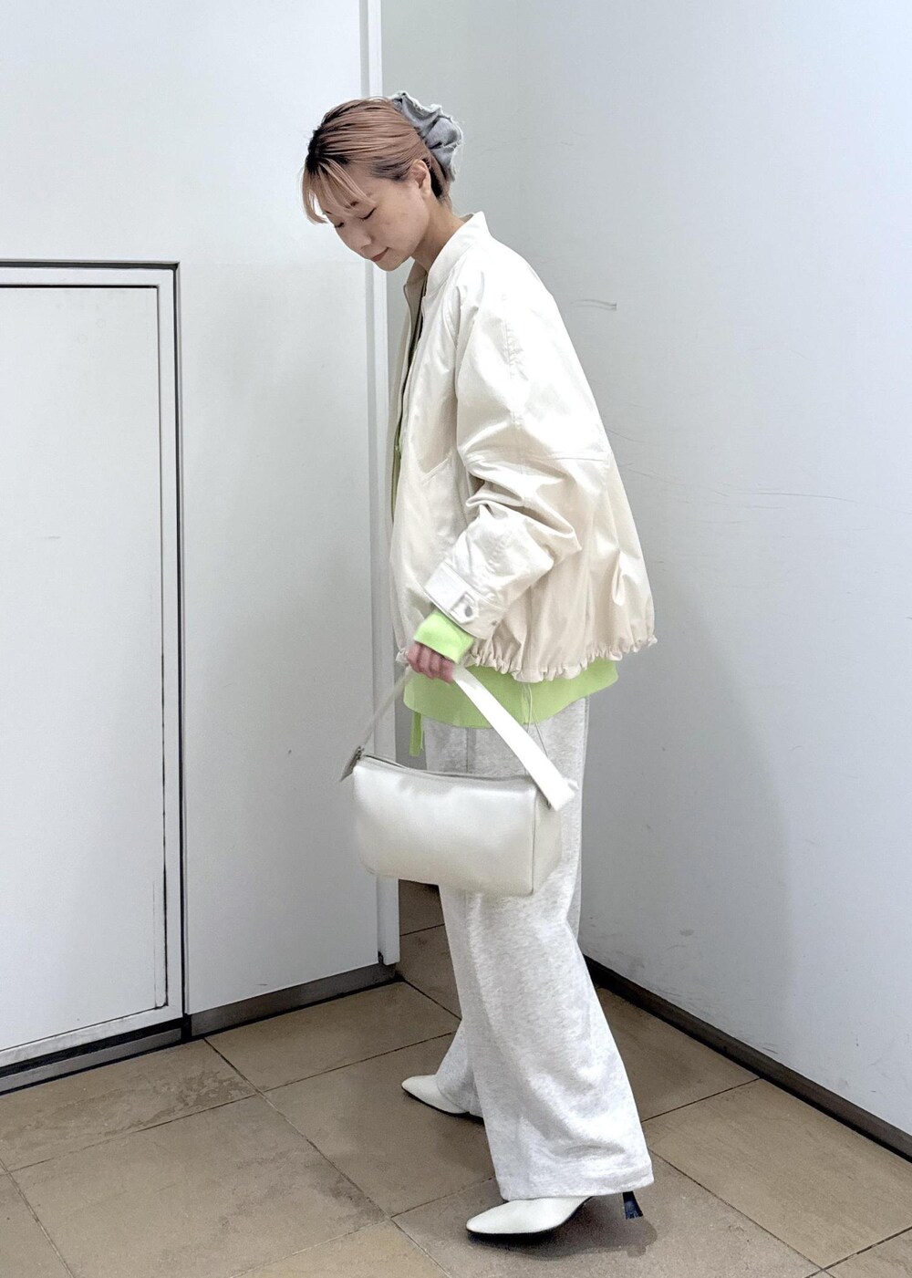 グリーン系のカーディガン/ボレロ、ホワイト系のパンプス、ホワイト系のその他パンツを着用したレディースの冬コーディネートの3枚目の写真