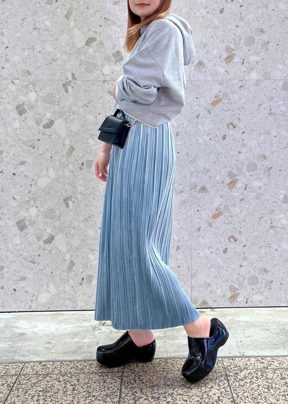 「クロップド、ベロア、プリーツスカート、プリーツ、クロップド丈、短丈、短丈トップス、ベロアスカート、秋服準備はじめました、カラー×コーデ」|「ADAM ET ROPE'のチェーンアクセサリーミニバッグ(ショルダーバッグ、ブラック系)」を使った、ハヅキさん(レディース・158cm)の秋コーディネートの3枚目の写真