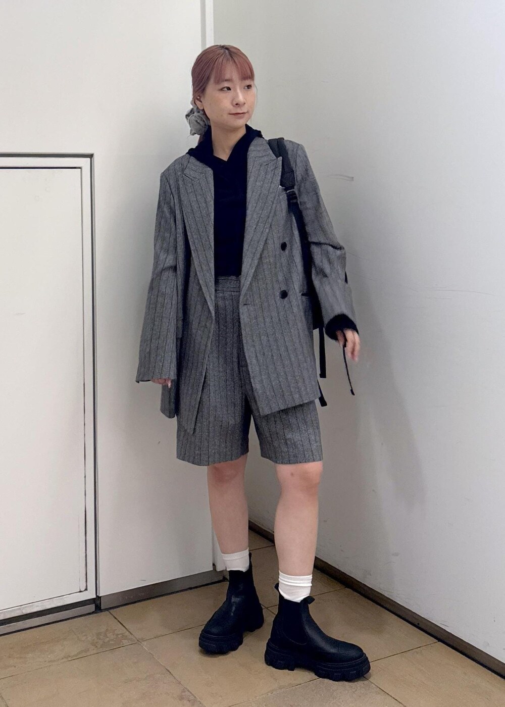 グレー系のその他パンツ、グレー系のテーラードジャケット、ブラック系のブーツを着用したレディースの秋コーディネートの2枚目の写真