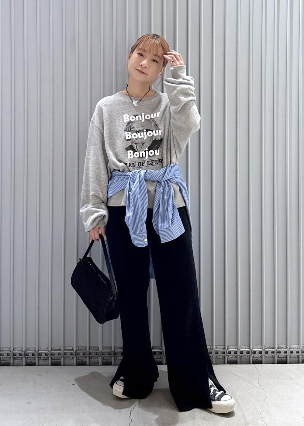 ブラック系のハンドバッグ、ブルー系のシャツ/ブラウス、ブラック系のその他パンツを着用したレディースの秋コーディネートの4枚目の写真