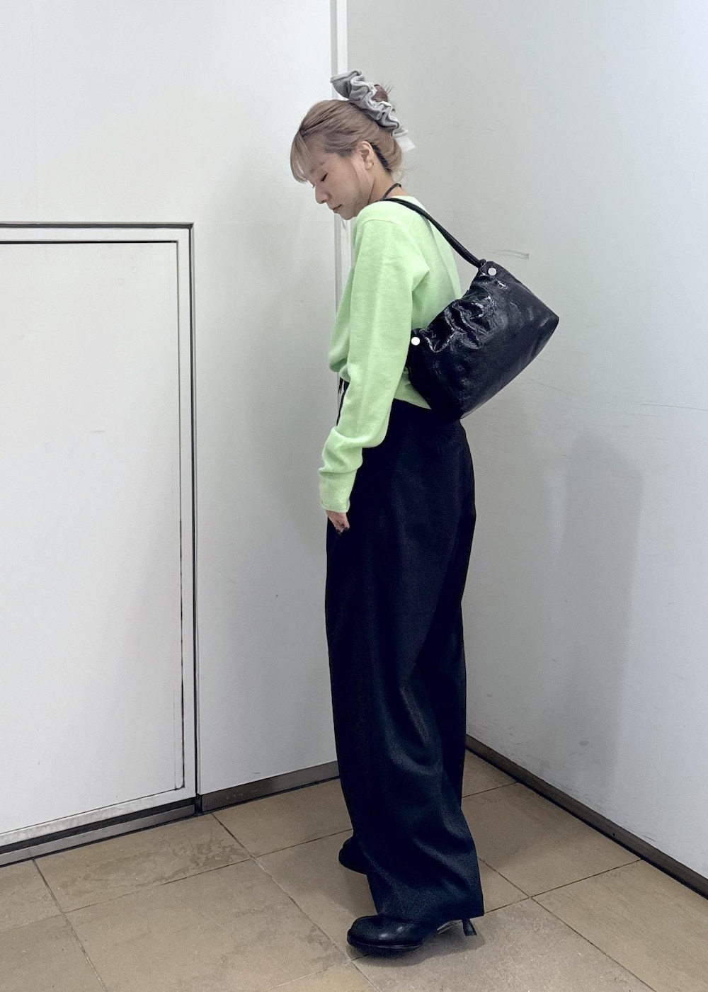 ブラック系のその他パンツ、ブラック系のサンダル、グリーン系のニット/セーターを着用したレディースの秋コーディネートの3枚目の写真