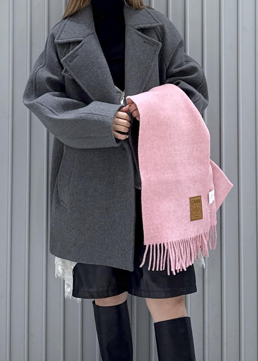 ブラック系のTシャツ/カットソー、ブラック系のブーツ、グレー系のステンカラーコートを着用したレディースの秋コーディネートの8枚目の写真