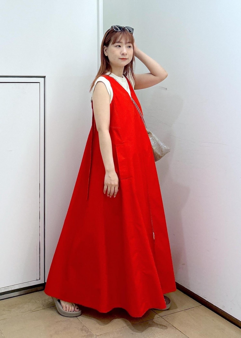 その他のハンドバッグ、ベージュ系のタンクトップ、レッド系のワンピースを着用したレディースの夏コーディネートの4枚目の写真