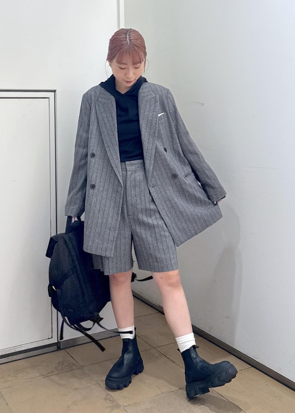 グレー系のその他パンツ、グレー系のテーラードジャケット、ブラック系のブーツを着用したレディースの秋コーディネートの4枚目の写真