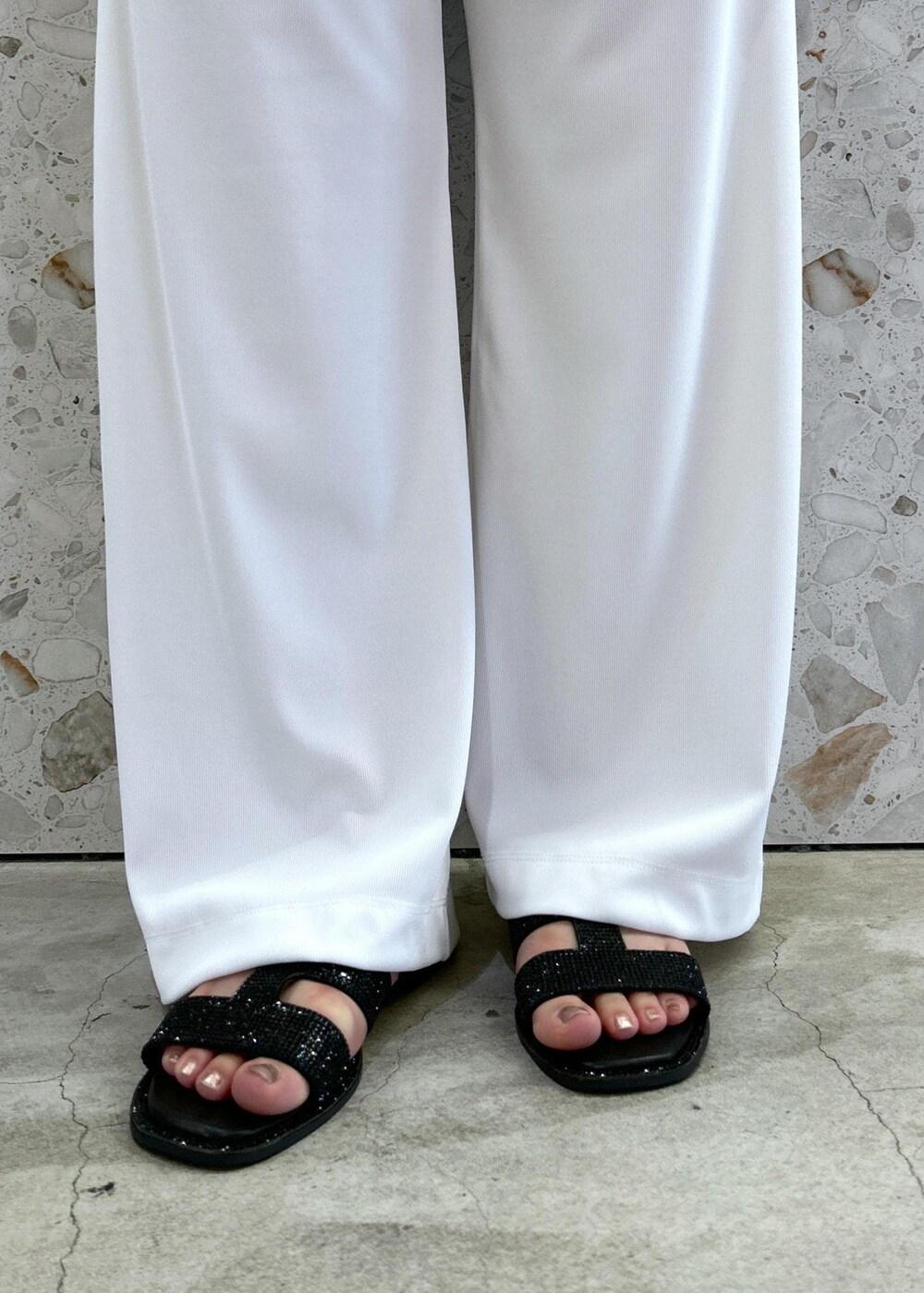 ホワイト系のショルダーバッグ、ブラック系のサンダル、パープル系のシャツ/ブラウスを着用したレディースの春コーディネートの5枚目の写真