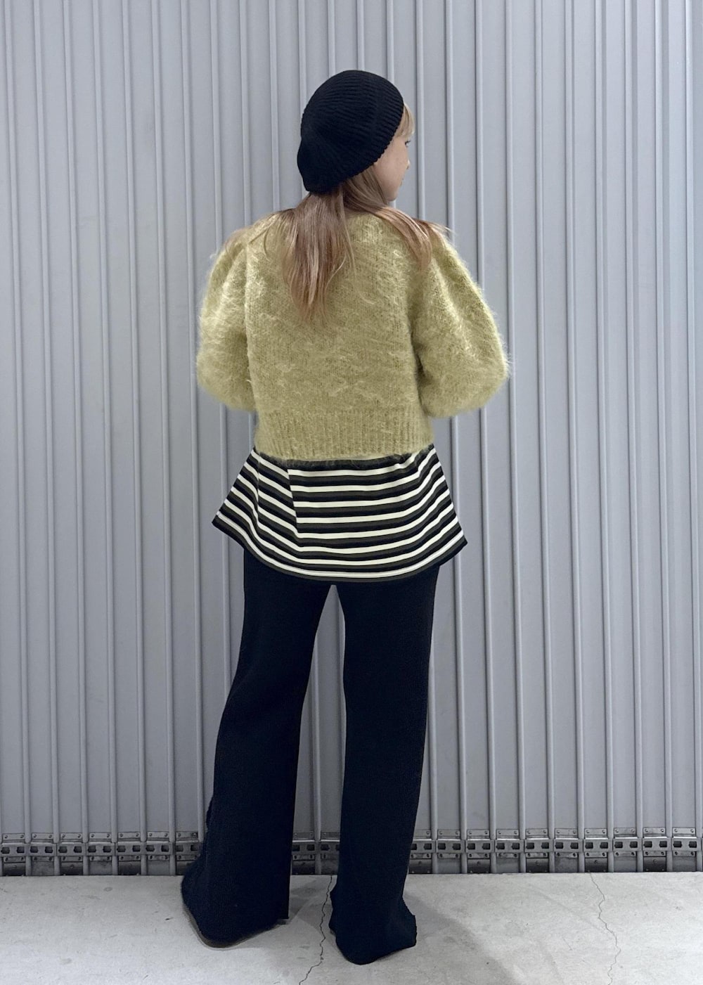 ピンク系のTシャツ/カットソー、ブラック系のブーツ、グリーン系のカーディガン/ボレロを着用したレディースの秋コーディネートの5枚目の写真