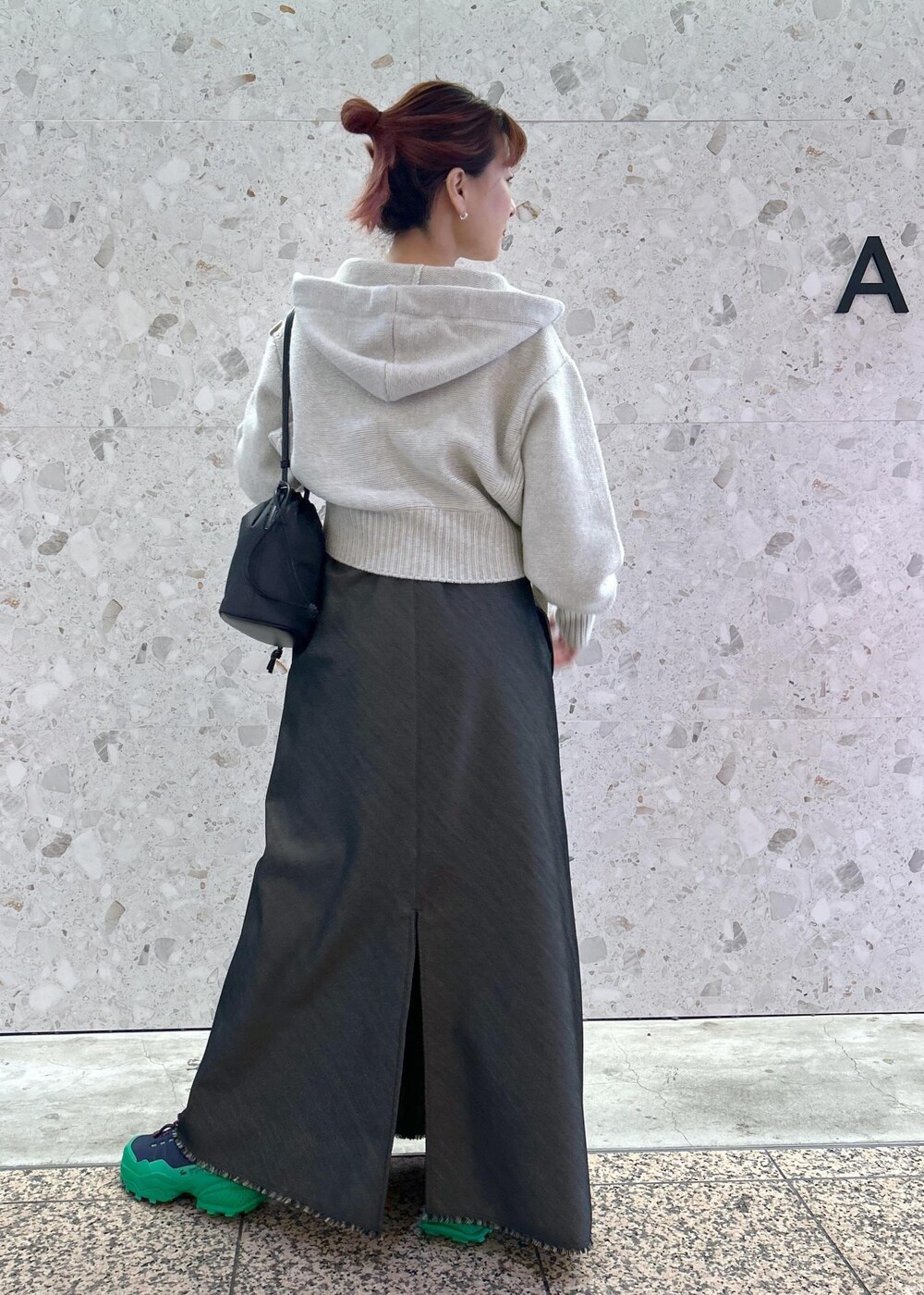 「LACOSTE、ラコステ、キャミワンピース、ADAM ET ROPÉ、FEMME、骨格ウェーブ、イエベ、きれいめカジュアル、大人カジュアル、フェミニン、モード、レイヤード、秋、冬、秋コーデ」｜「ADAM ET ROPE'の【一部カラーWEB限定】2WAY巾着バッグ(撥水)（ショルダーバッグ、ブラック系）」を使った、ハヅキさん（レディース・158cm）の秋コーディネートの3枚目の写真