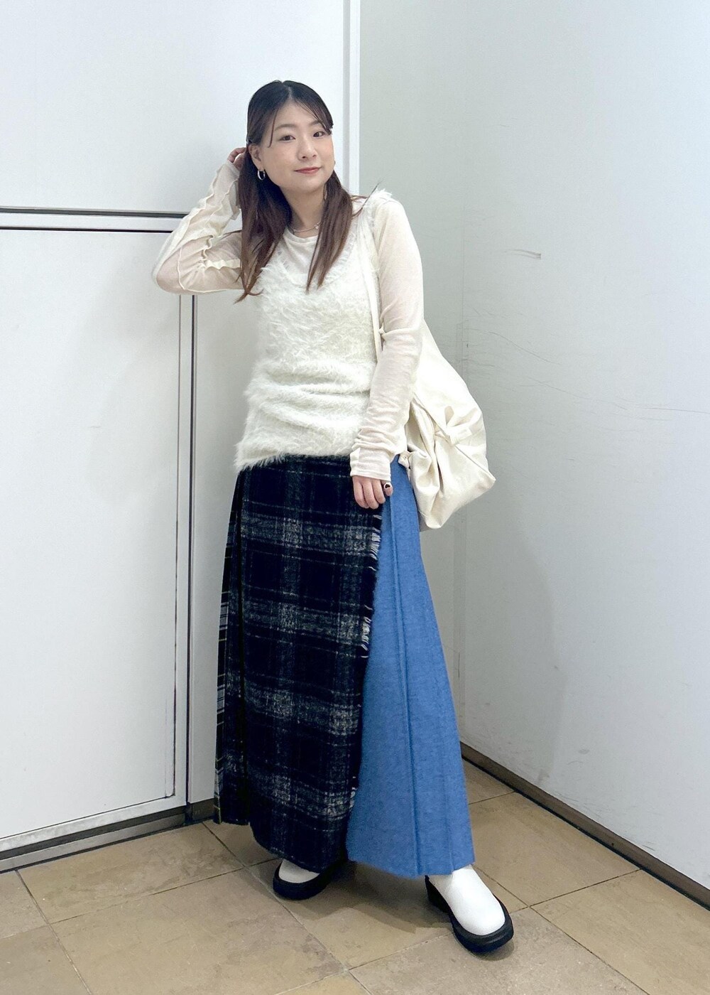 「anggae、アンゲ、O'NEIL OF DUBLIN、オニールオブダブリン、AMOMENTO、アモーメント、初秋コーデ、秋コーデ、初冬コーデ、冬コーデ、大人カジュアル、レイヤード、スカートスタイル、カジュアルコーデ、フェミニンコーデ」|「ADAM ET ROPE'の【O'Neil of Dublin for ADAM ET ROPE'】3 COMBI FASHION MAXI KILT (93CM)(スカート、ブラック系)」を使った、ハヅキさん(レディース・158cm)の秋コーディネートの3枚目の写真