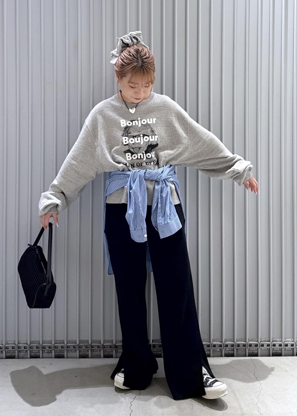 ブラック系のハンドバッグ、ブルー系のシャツ/ブラウス、ブラック系のその他パンツを着用したレディースの秋コーディネートの5枚目の写真