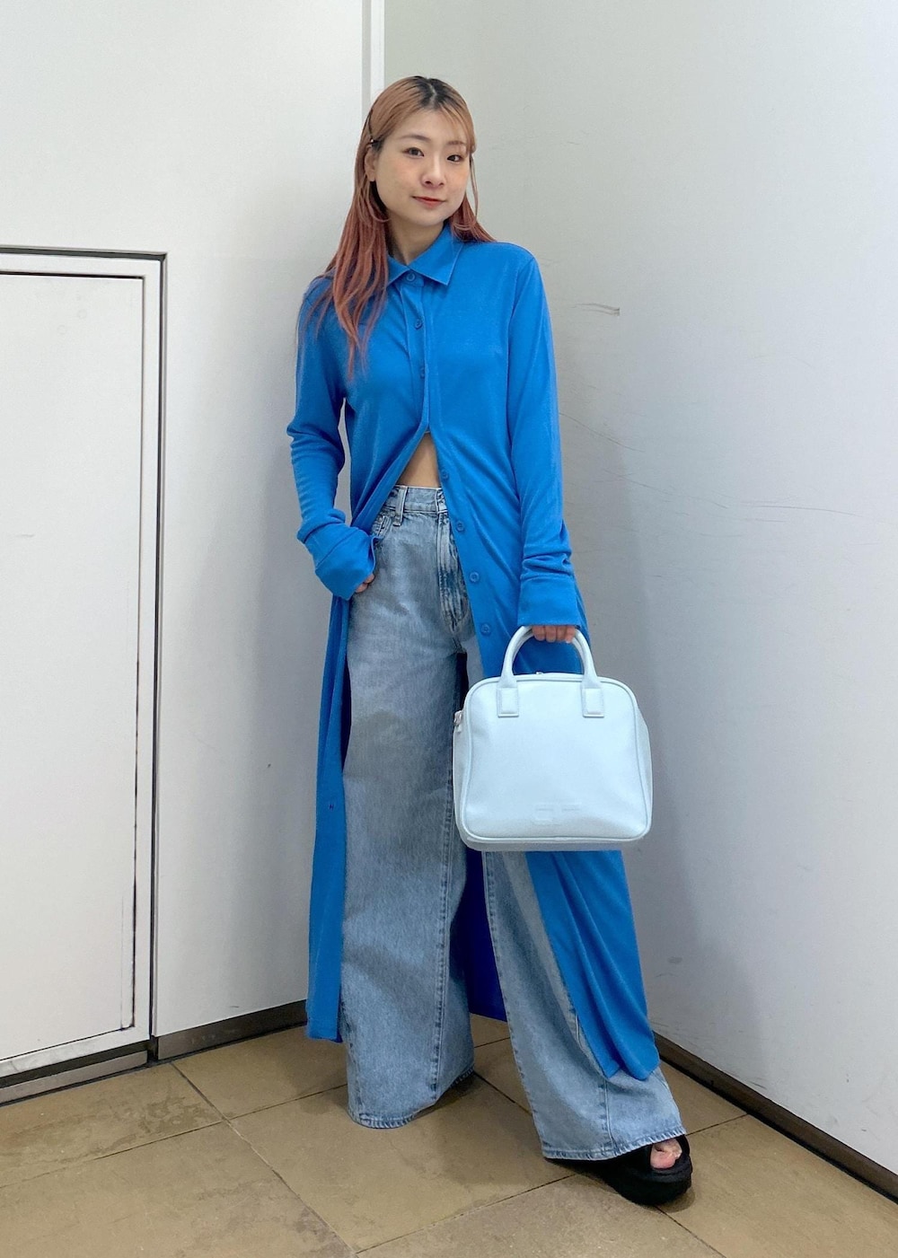 「ナイキ、初春コーデ、春コーデ、大人カジュアル、パンツスタイル、体型カバー、ヘルシーコーデ、別注アイテム、ADAM ET ROPÉ、ウェーブ、イエベ春、混合、パンツ、デニムパンツ、ワンピース」｜「NIKEの【NIKE(ナイキ)】エアマックスアイラサンダル（サンダル、ブラック系）」を使った、ハヅキさん（レディース・158cm）の春コーディネートの2枚目の写真