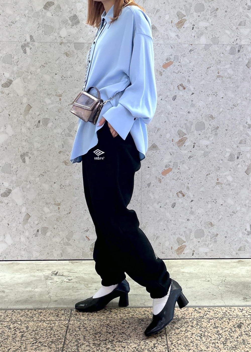 ブラック系のその他パンツ、その他のショルダーバッグ、ブルー系のシャツ/ブラウスを着用したレディースの秋コーディネートの3枚目の写真