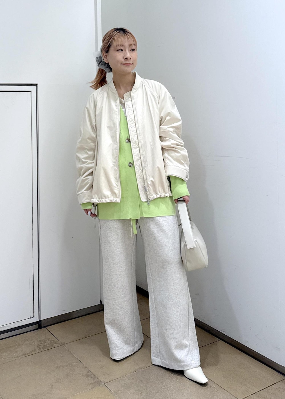グリーン系のカーディガン/ボレロ、ホワイト系のパンプス、ホワイト系のその他パンツを着用したレディースの冬コーディネートの4枚目の写真